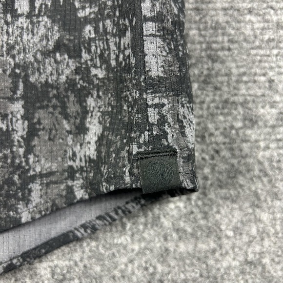 Lululemon‎ Shirt Mens Large Gray Abstract Short Sleeve Button Up Performance - Picture 2 of 7